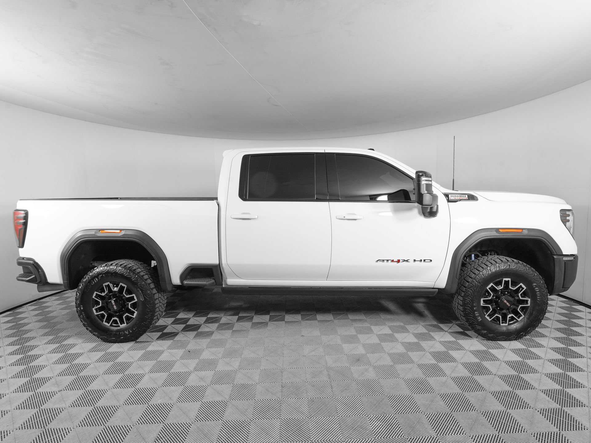Used 2025 GMC Sierra 2500 AT4X AWD/4WD image 3