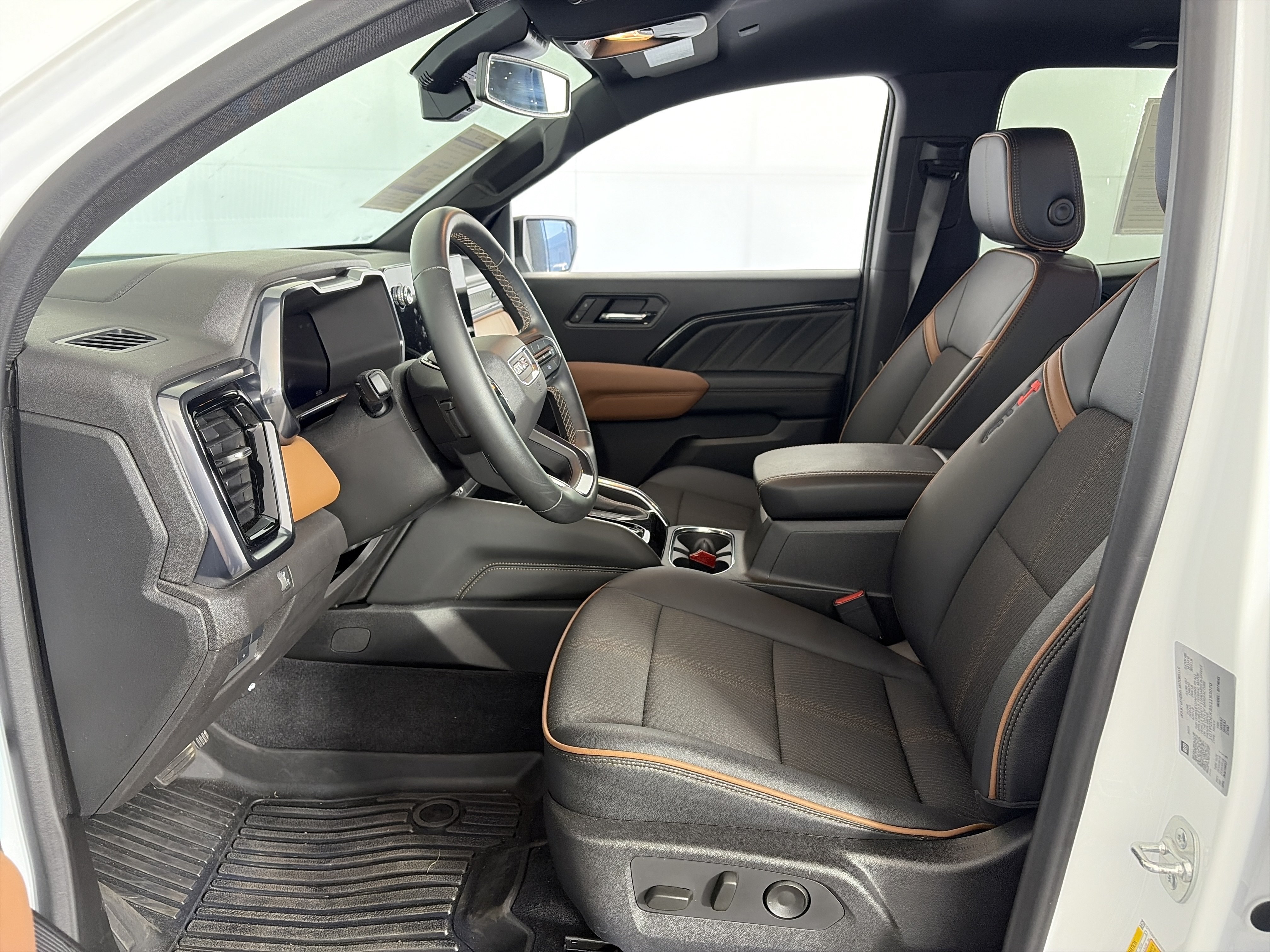 Used 2025 GMC Canyon AT4 AWD/4WD image 6