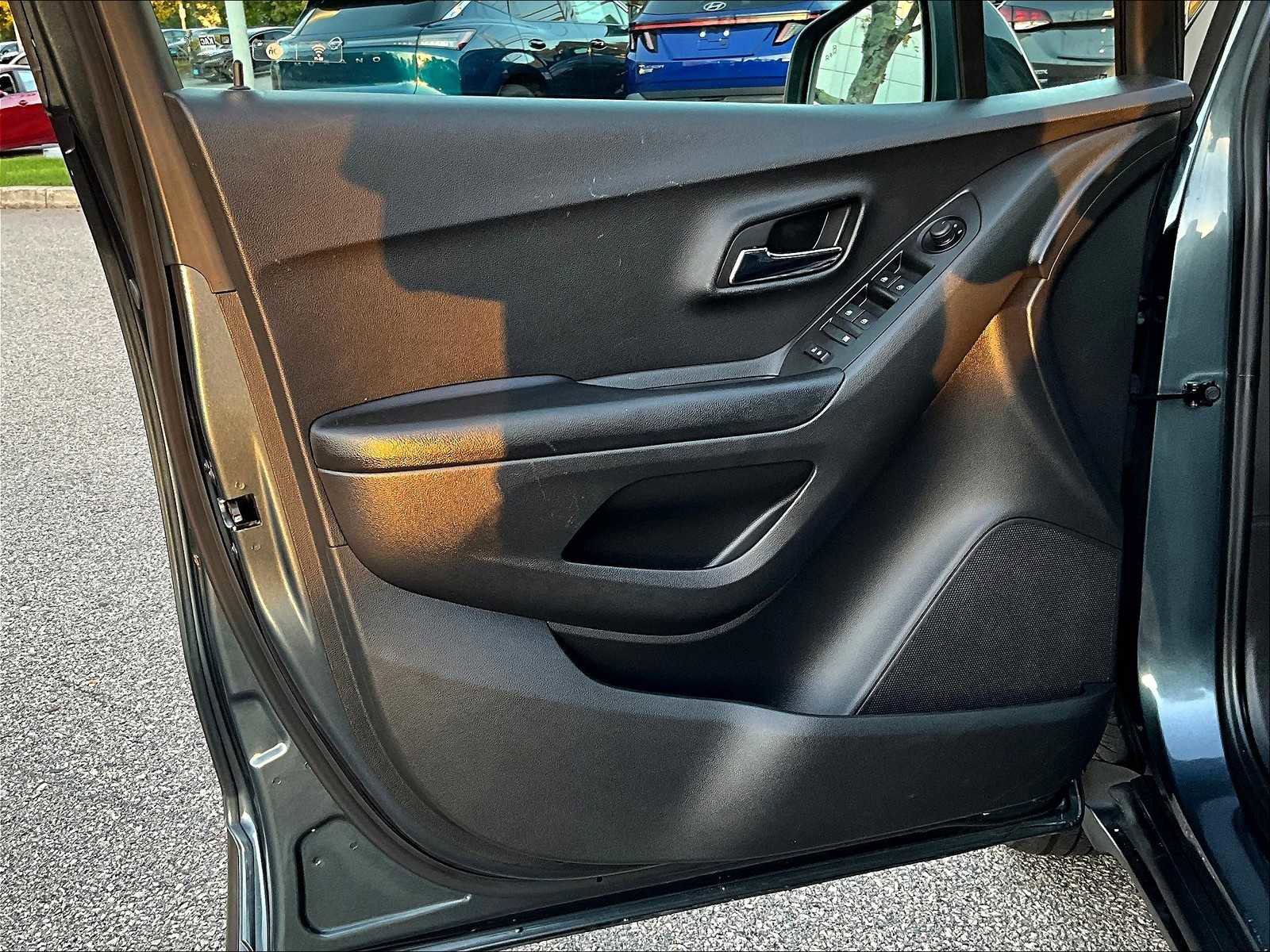 Used 2022 Chevrolet Trax LT w/ Driver Confidence Package image 9