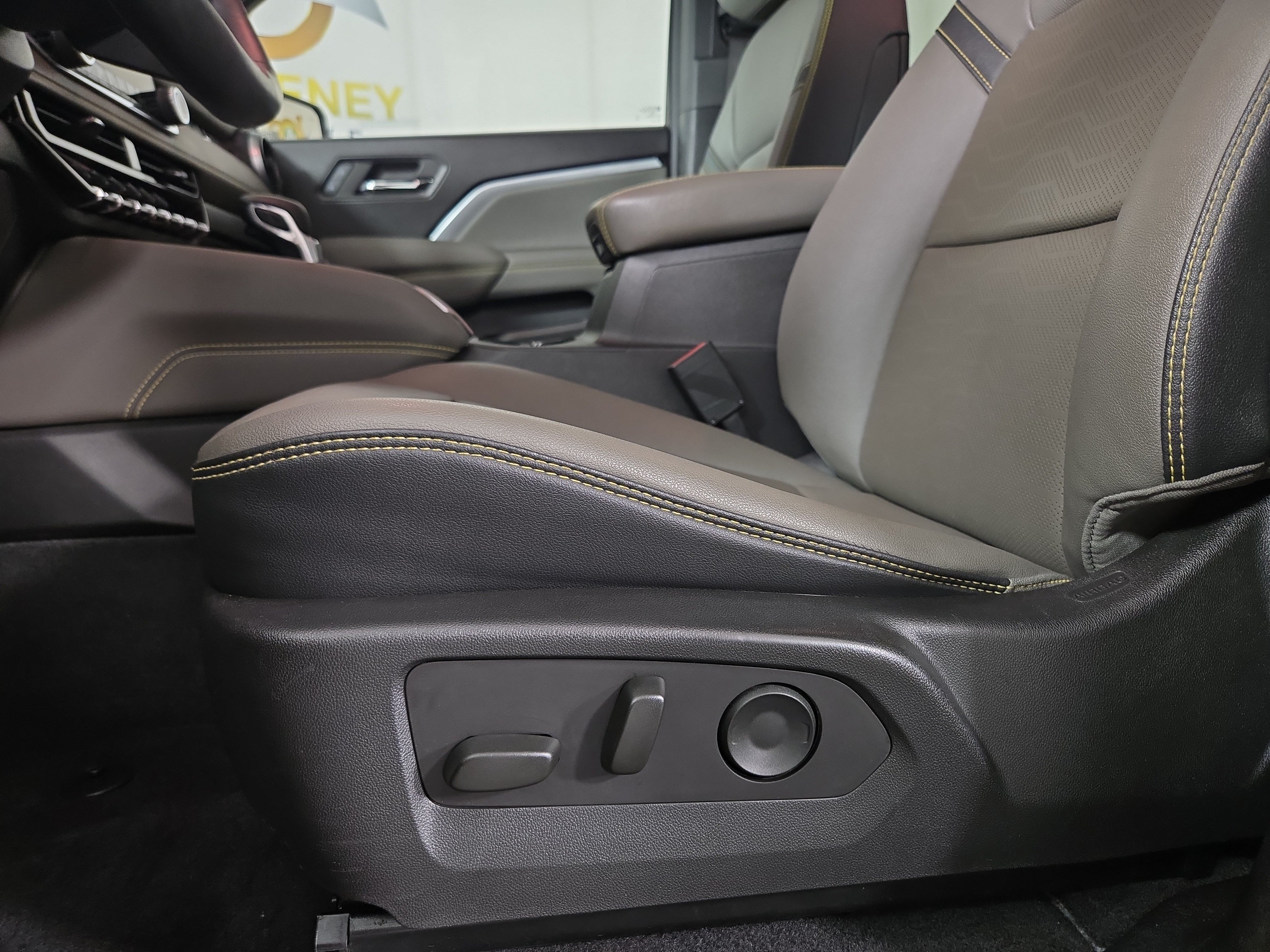 Certified 2024 Chevrolet Colorado ZR2 w/ ZR2 Convenience Package III AWD/4WD image 31