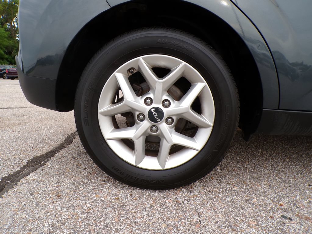 Used 2024 Kia Soul LX w/ Option Group 015 FWD image 17