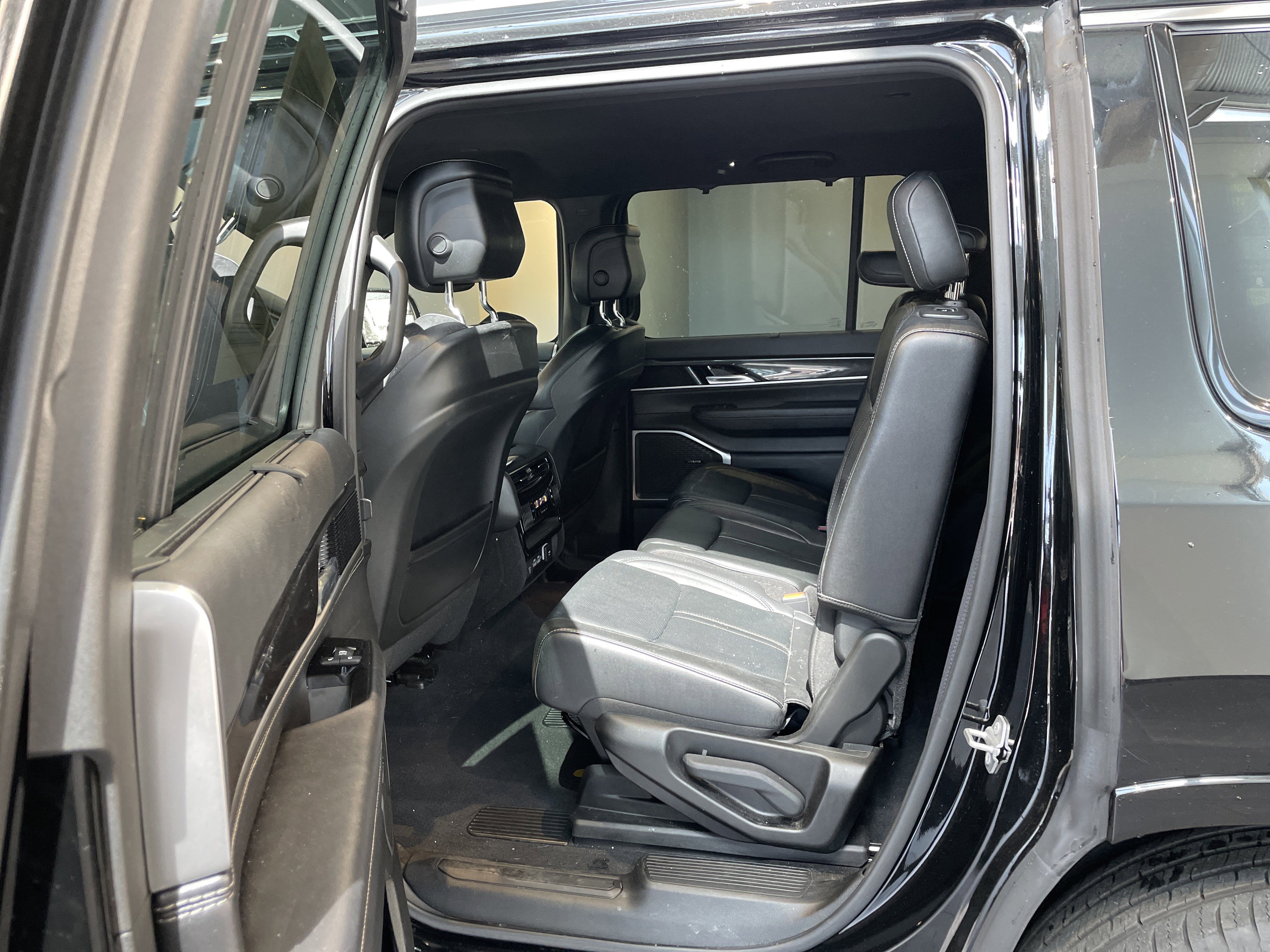 Used 2023 Jeep Wagoneer 4WD w/ Convenience Group I image 19