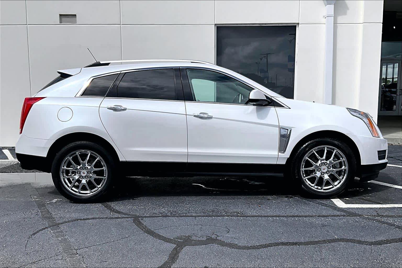 Used 2015 Cadillac SRX Luxury w/ Driver Awareness Package FWD image 31