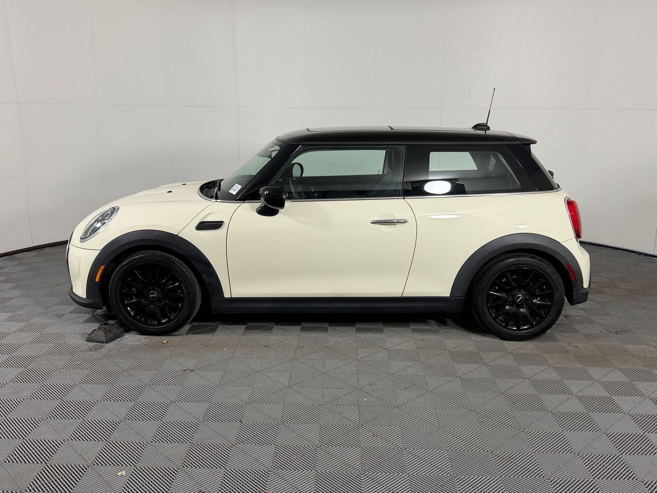Used 2023 MINI Cooper 2-Door Hardtop image 2