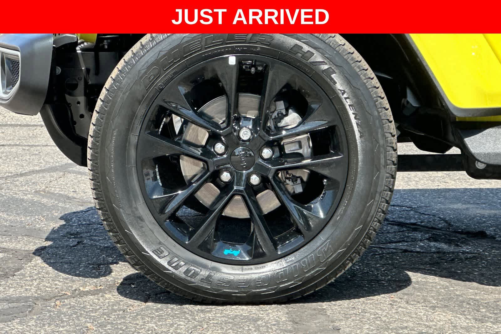 Used 2023 Jeep Wrangler Unlimited Sahara AWD/4WD image 28