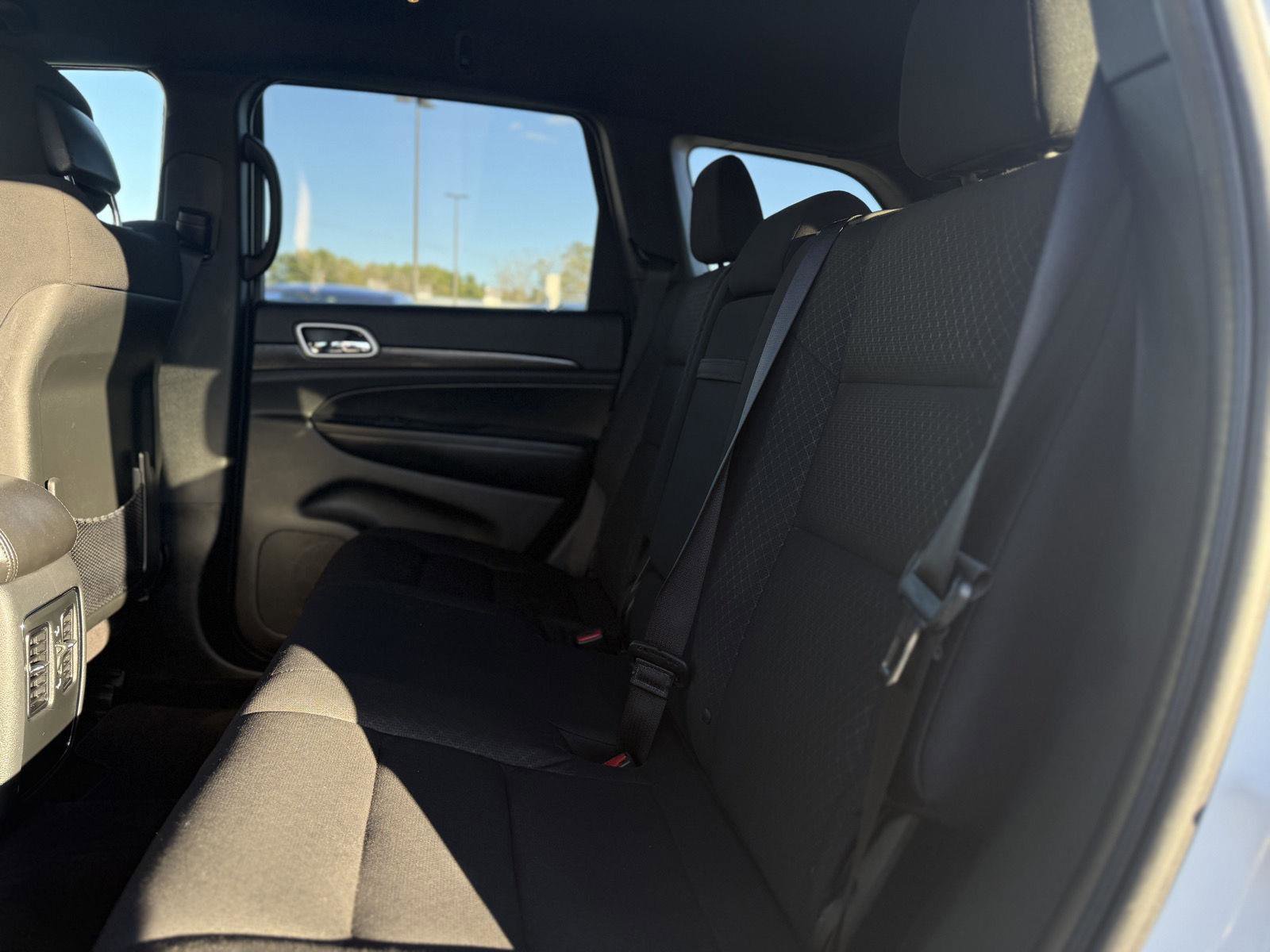 Used 2018 Jeep Grand Cherokee Laredo image 13