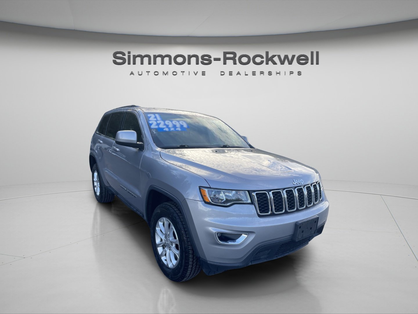 Used 2021 Jeep Grand Cherokee Laredo image 3