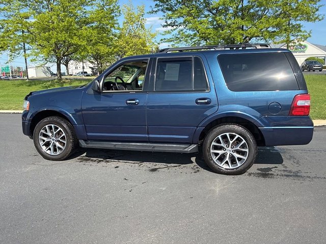Used 2017 Ford Expedition XLT w/ Equipment Group 202A AWD/4WD image 13