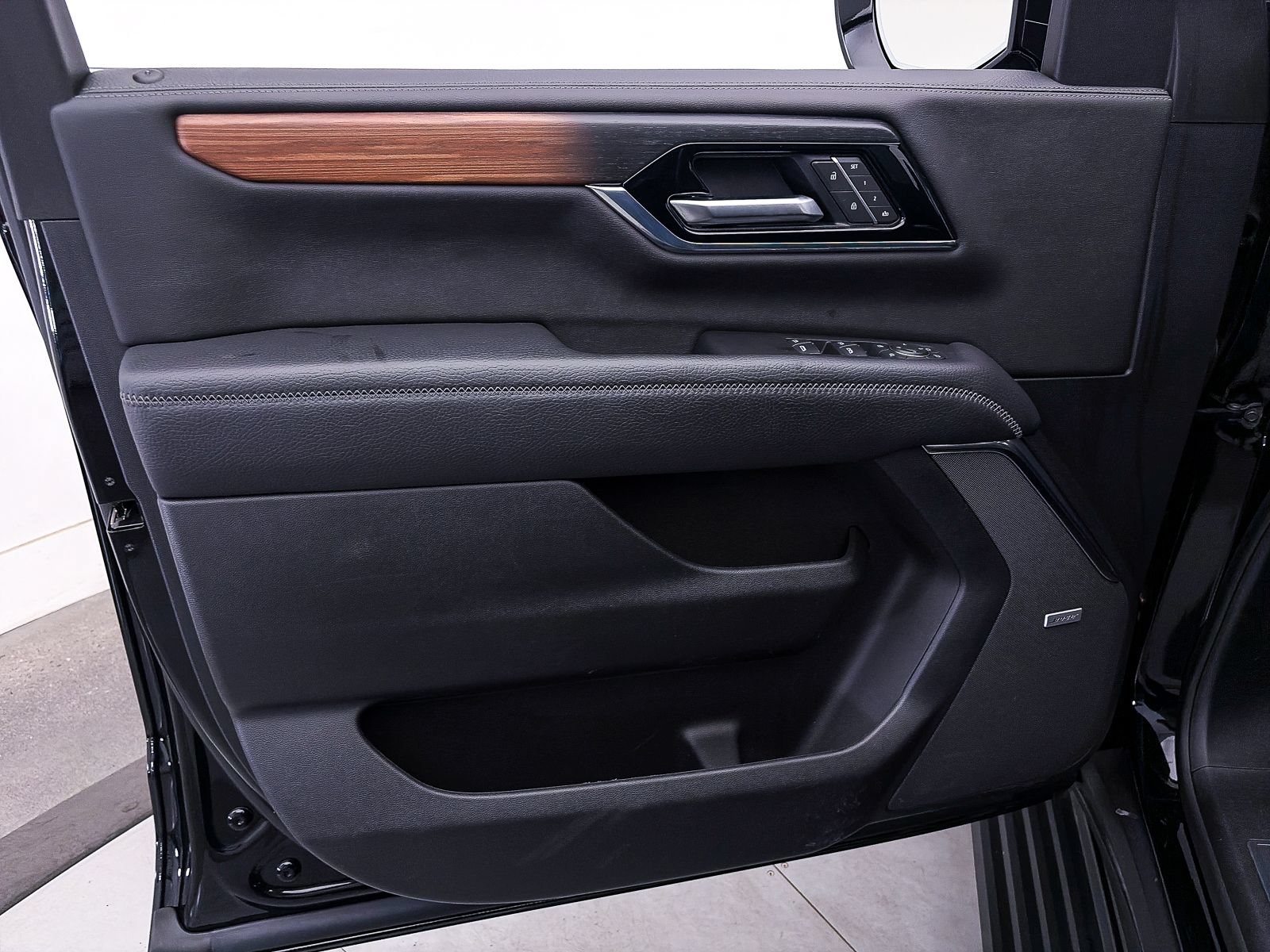 Used 2025 GMC Yukon XL Denali w/ Sun & Power Step Package AWD/4WD image 19