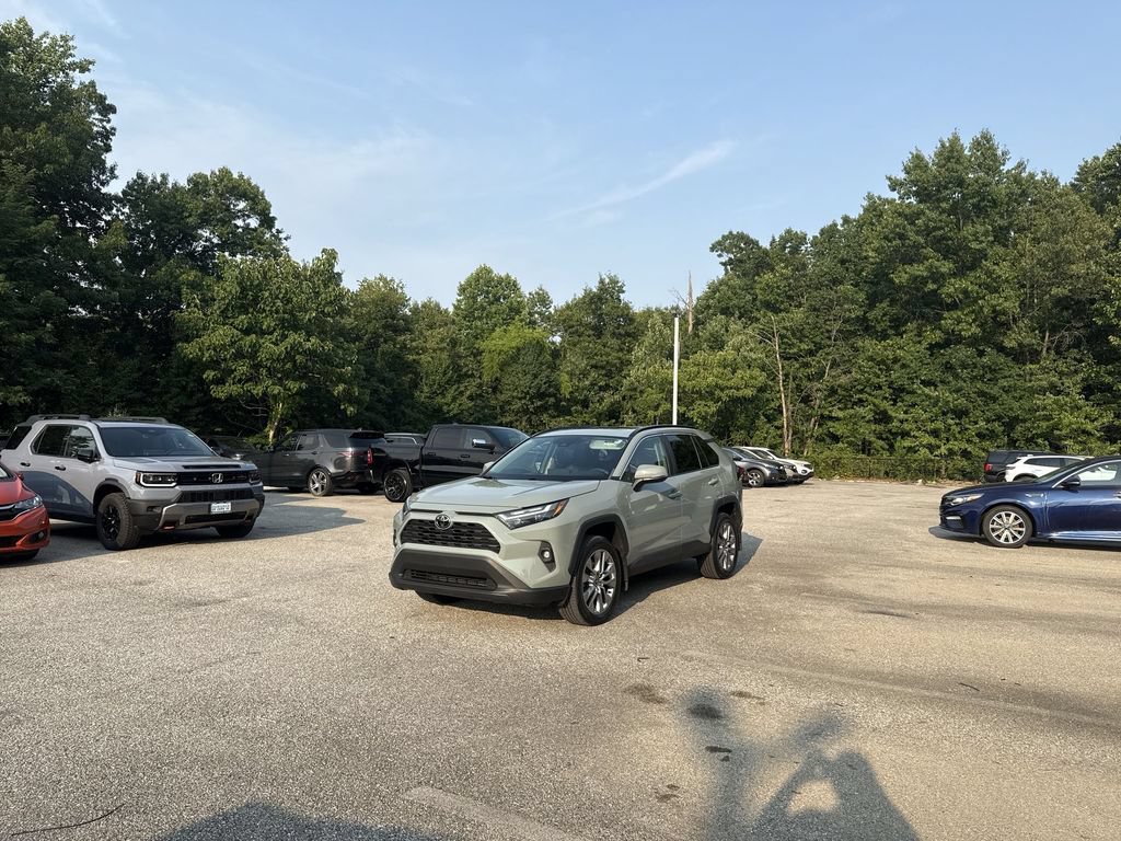 Used 2022 Toyota RAV4 XLE Premium AWD/4WD image 4