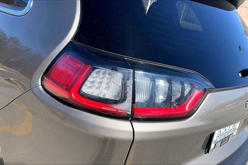 Used 2019 Jeep Cherokee Latitude w/ Cold Weather Group AWD/4WD image 29