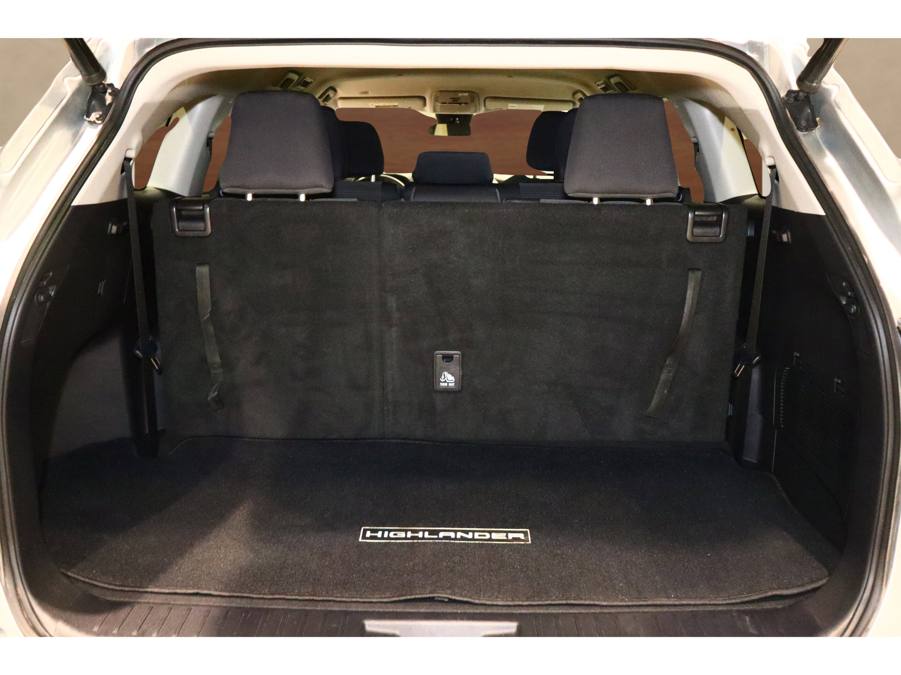 Used 2020 Toyota Highlander LE image 18