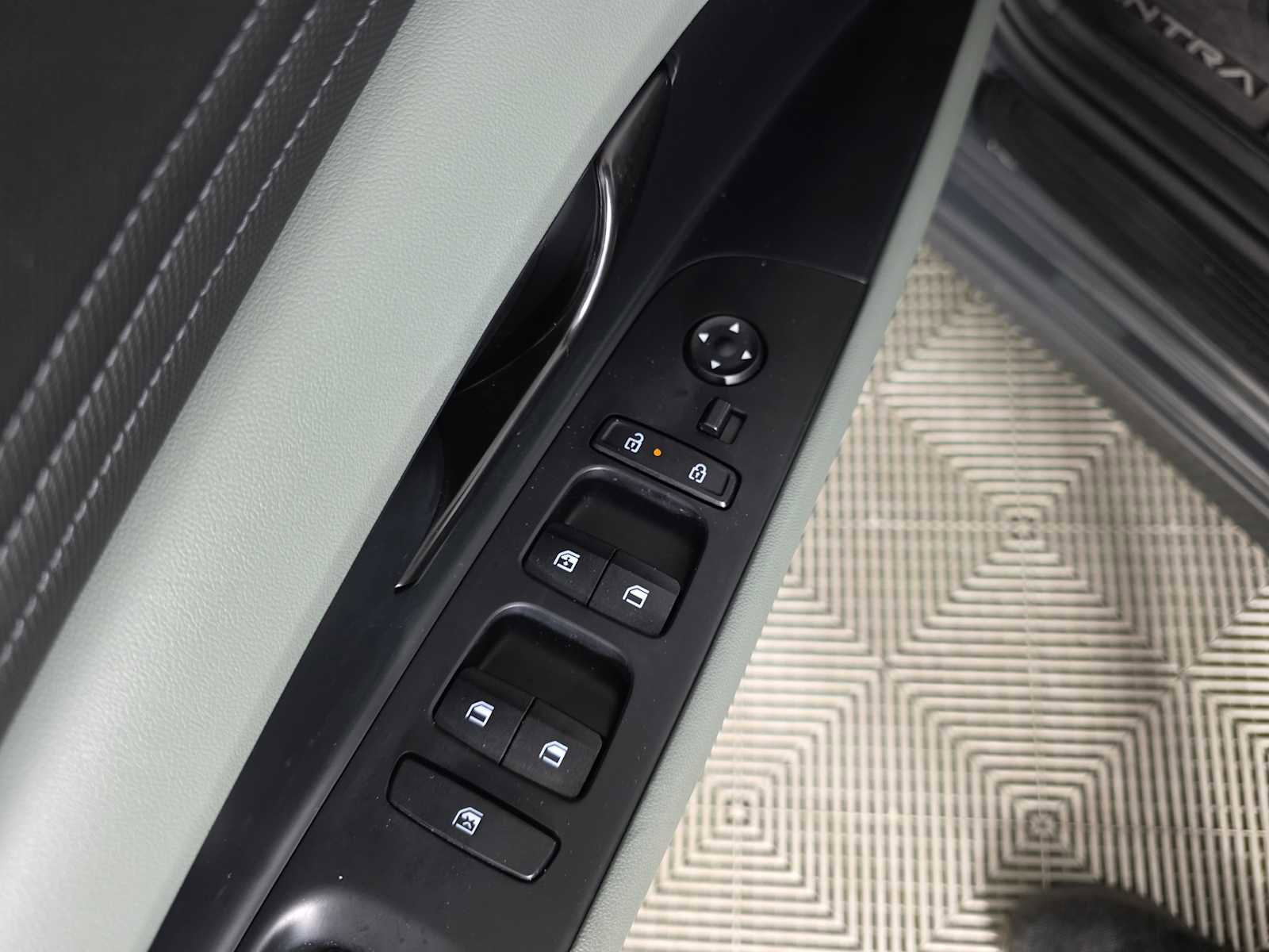 Used 2024 Hyundai Elantra Limited image 32