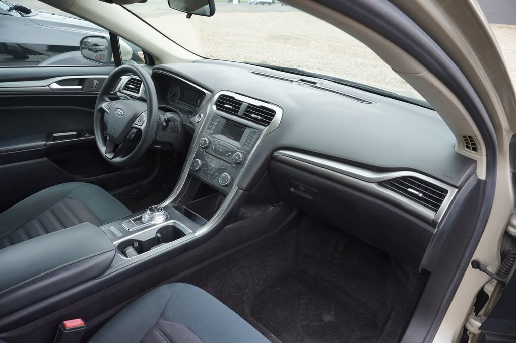 Used 2017 Ford Fusion SE FWD image 8