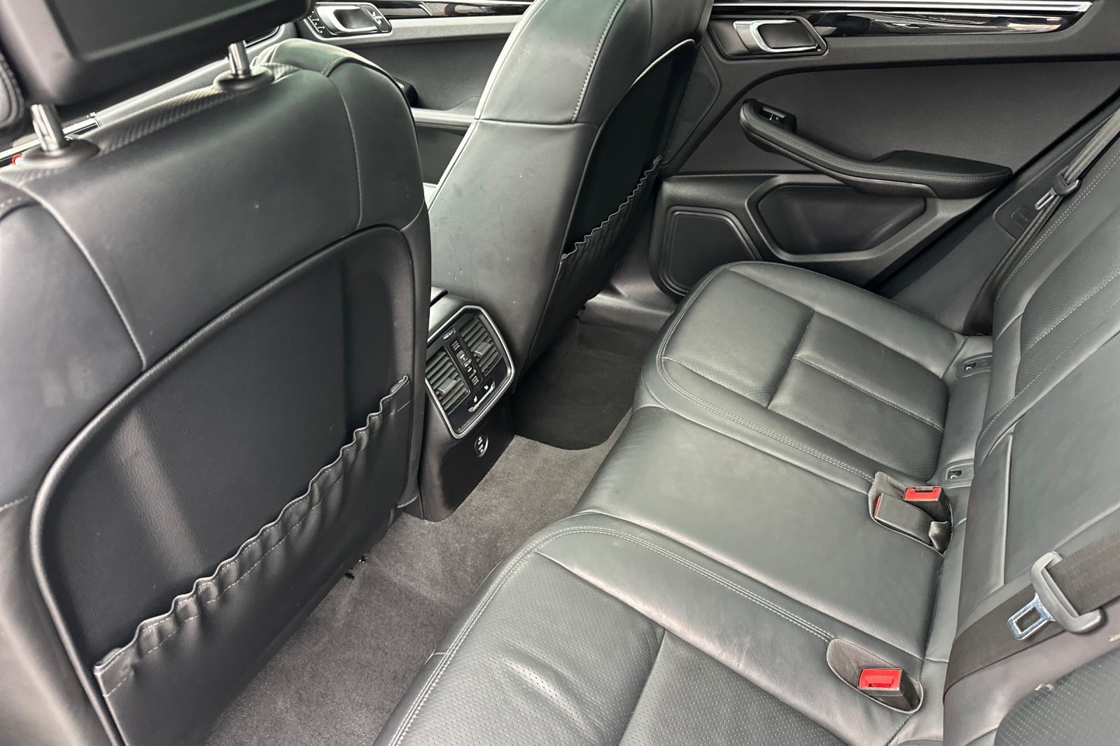 Used 2023 Porsche Macan AWD/4WD image 11