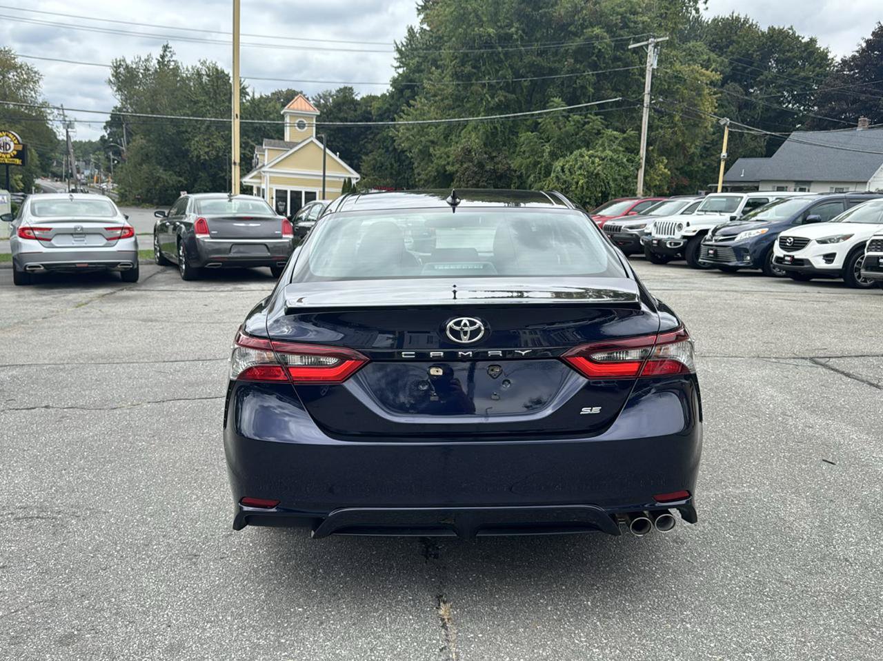 Used 2022 Toyota Camry SE FWD image 10