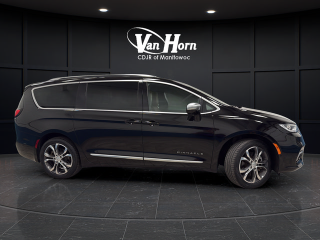 Used 2025 Chrysler Pacifica Pinnacle w/ Trailer Tow Group AWD/4WD image 8