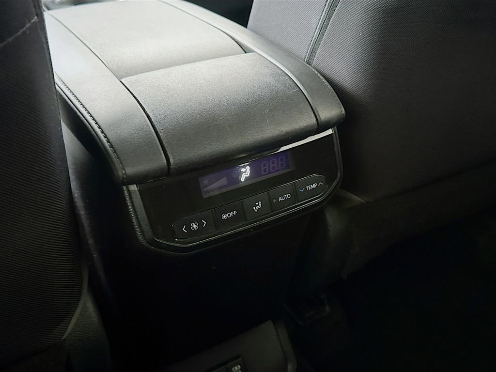 Used 2020 Toyota Highlander LE AWD/4WD image 29