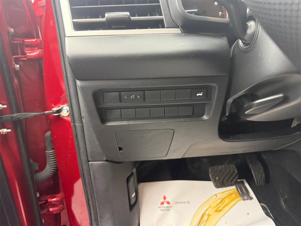 Used 2024 Mitsubishi Outlander SE image 27