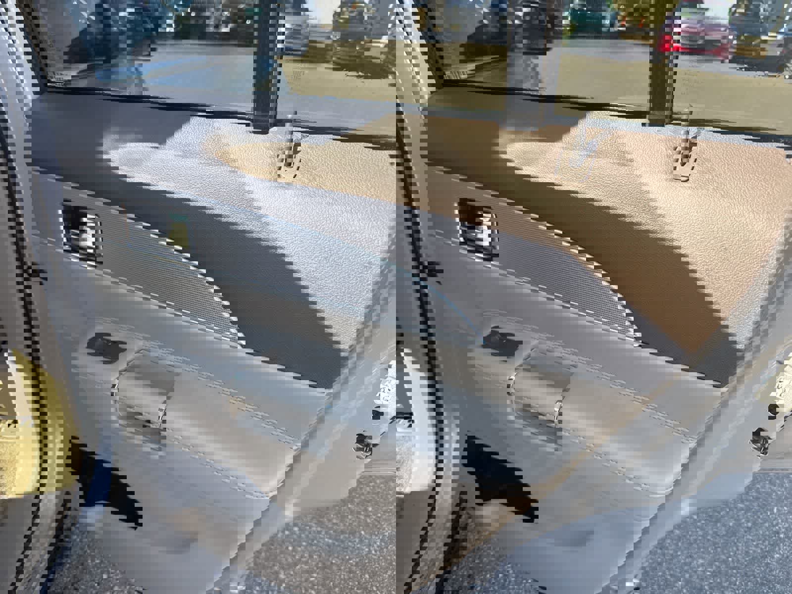 Used 2011 Lincoln MKX AWD image 23