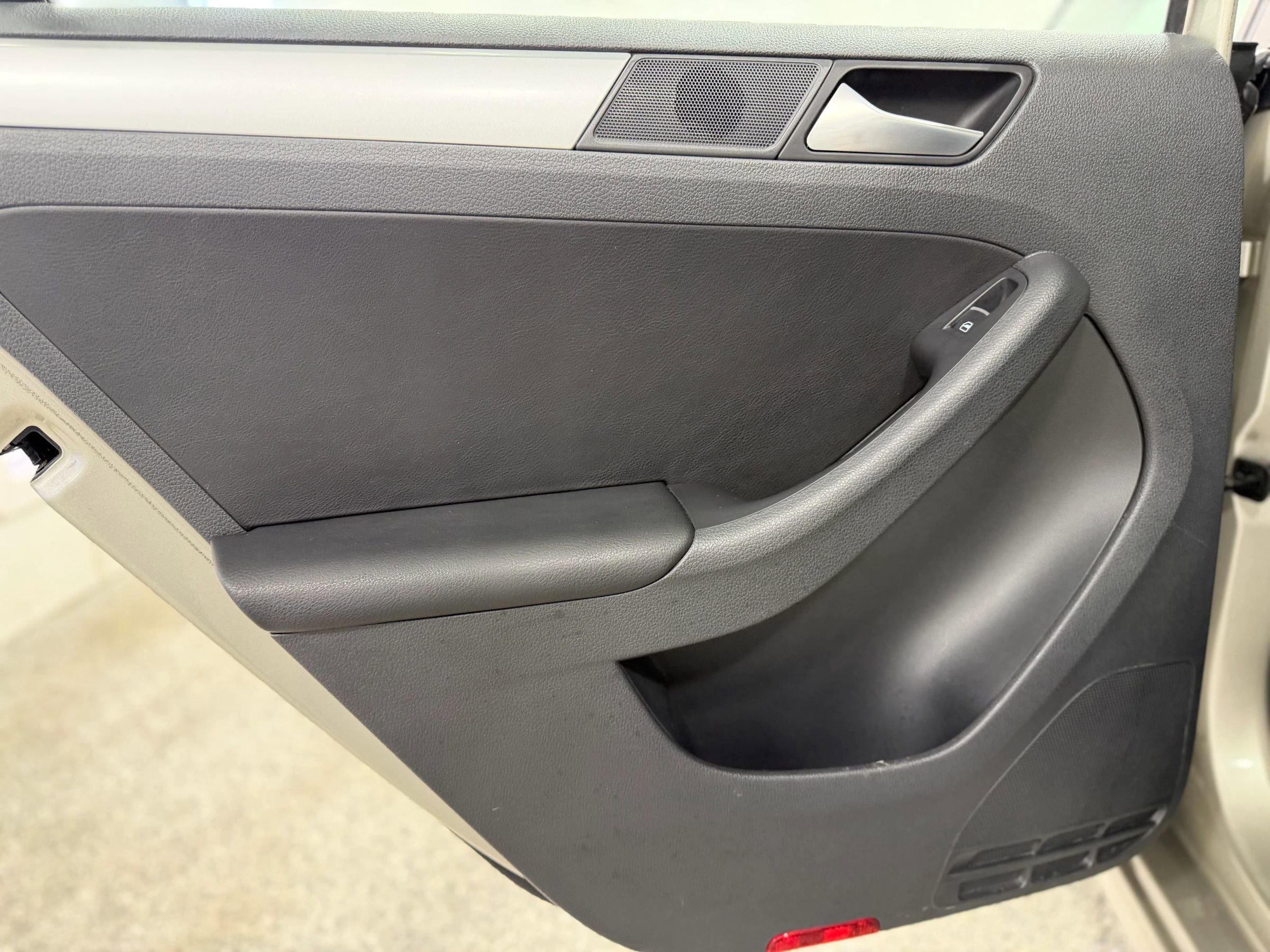 Used 2013 Volkswagen Jetta SE image 32