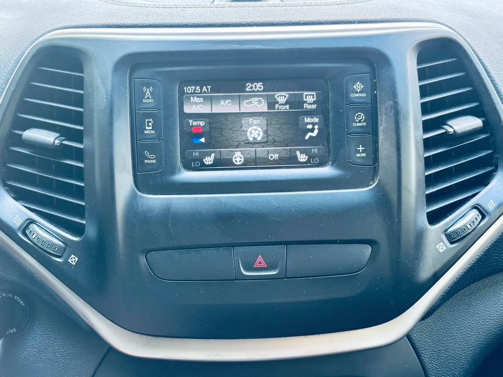 Used 2016 Jeep Cherokee Latitude w/ Cold Weather Group FWD image 18