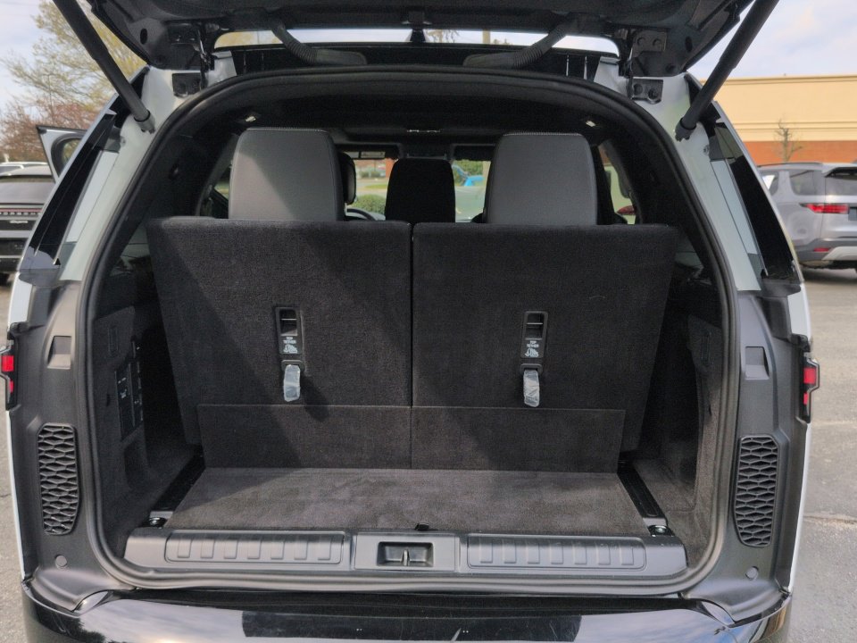 Used 2025 Land Rover Discovery Dynamic SE AWD/4WD image 15