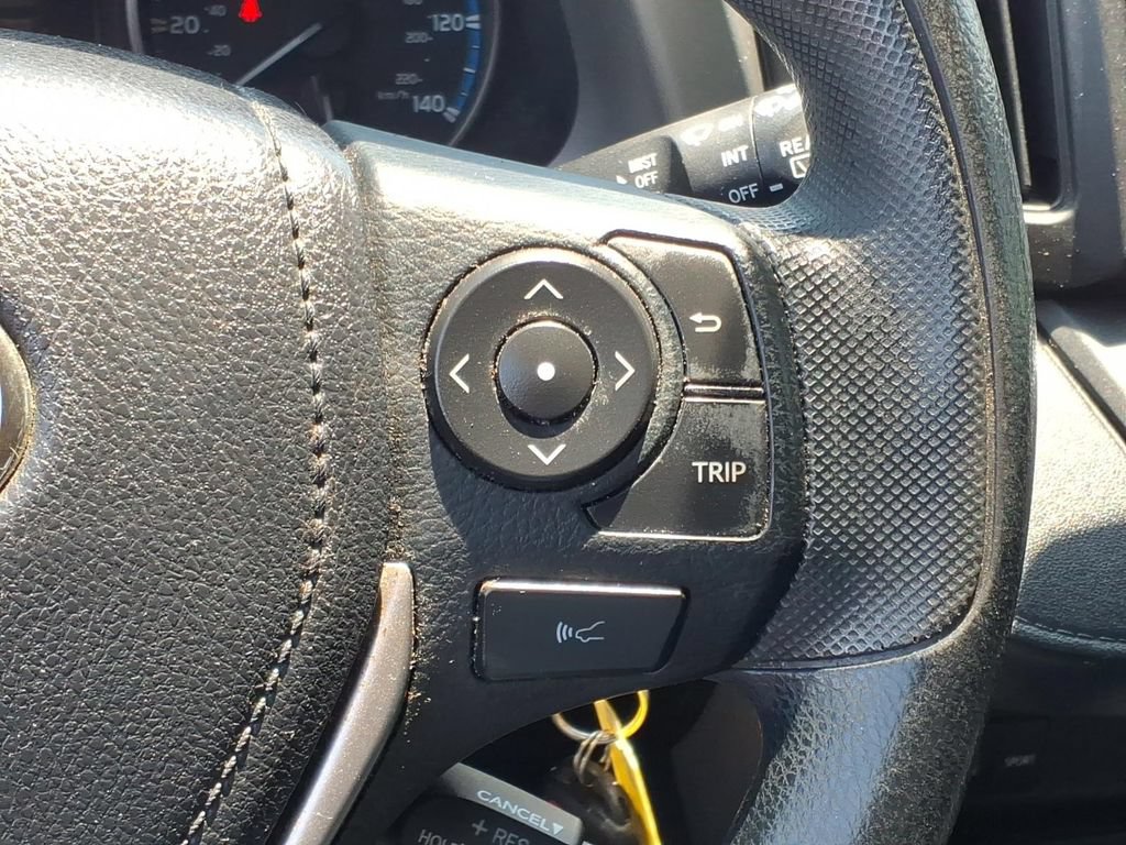 Used 2018 Toyota RAV4 LE FWD image 17