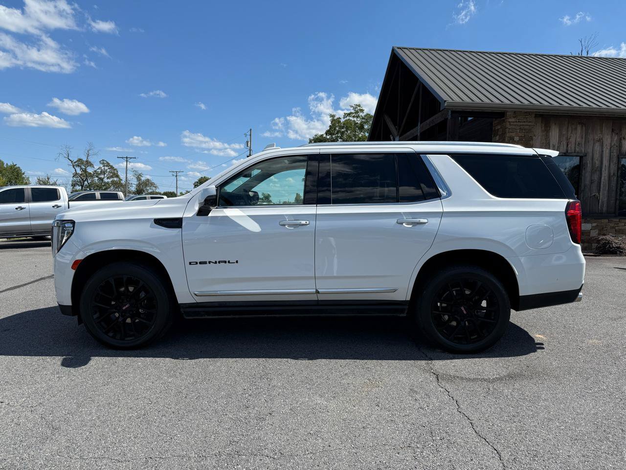 Used 2023 GMC Yukon Denali RWD image 3