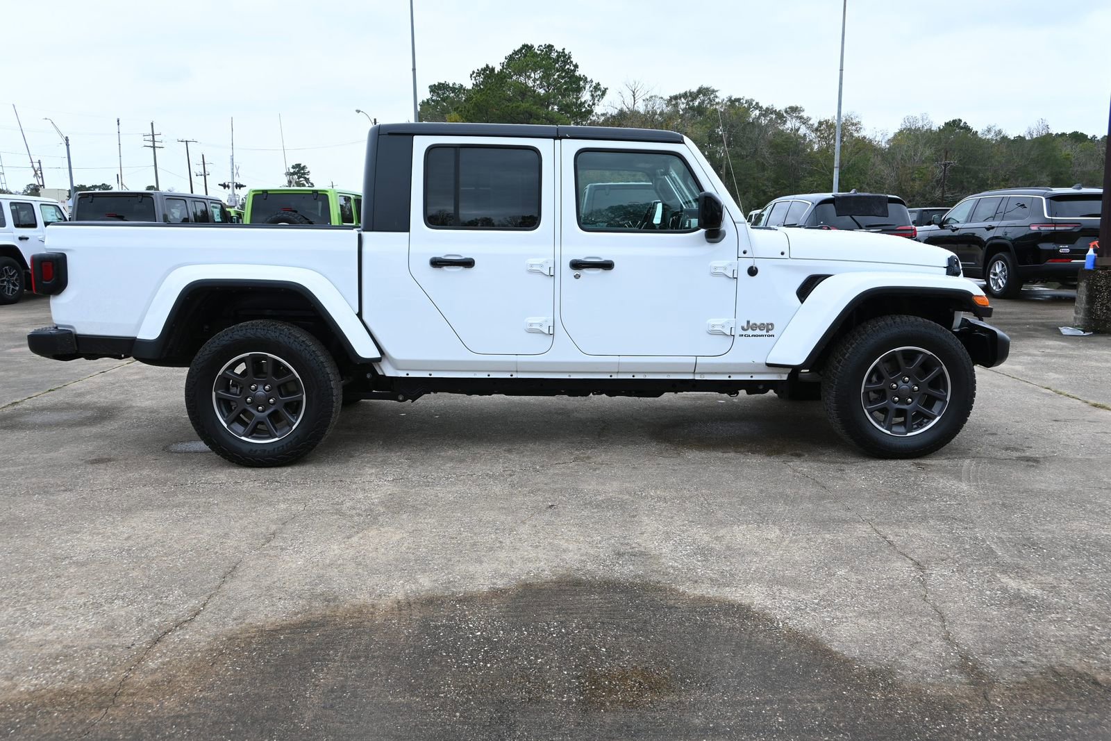 Used 2023 Jeep Gladiator Overland image 3