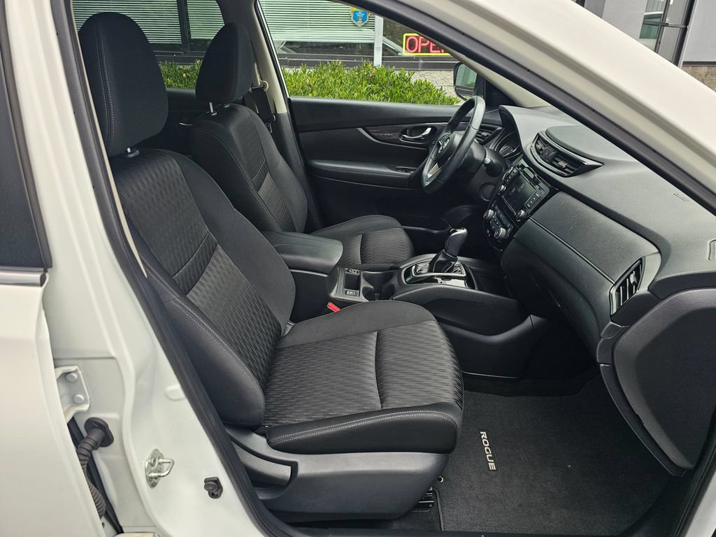 Used 2018 Nissan Rogue SV FWD image 11