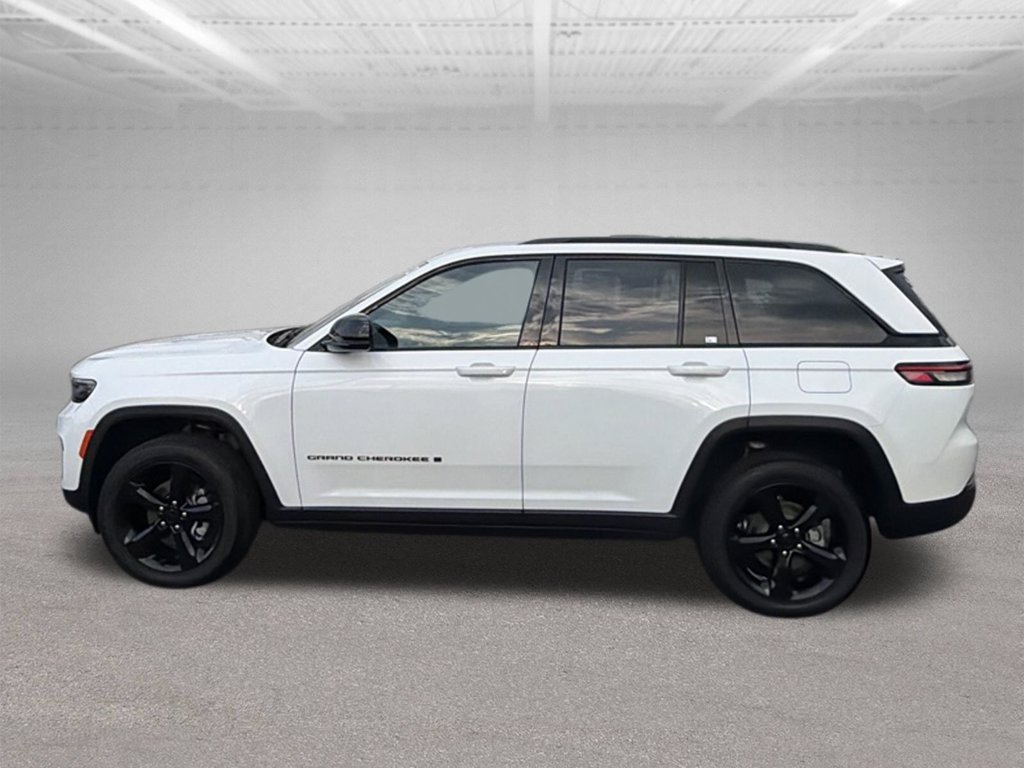 Used 2024 Jeep Grand Cherokee Altitude AWD/4WD image 7