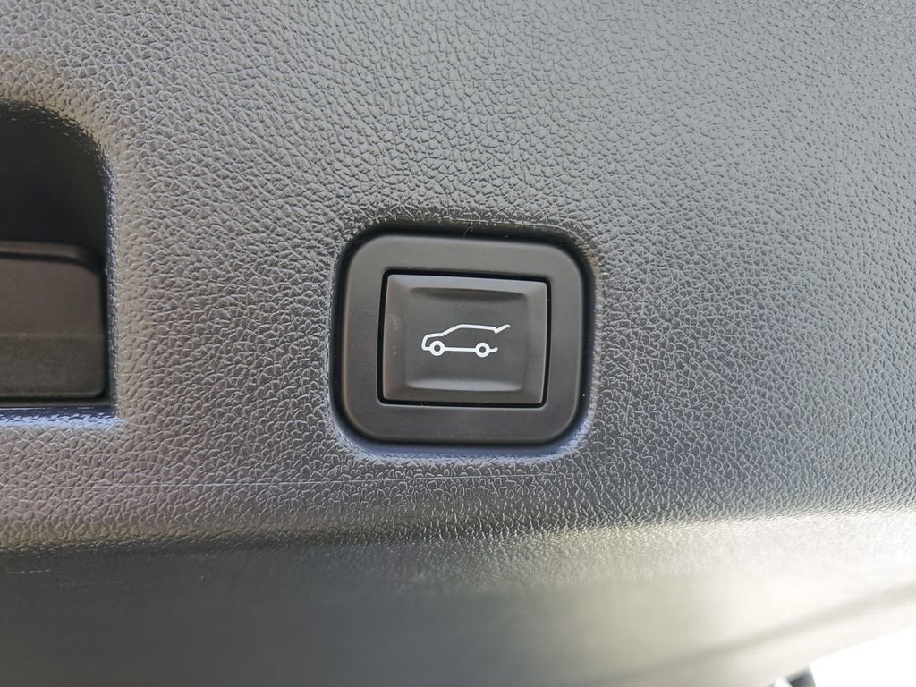 Used 2025 Chevrolet Traverse LT w/ Midnight/Sport Edition image 10