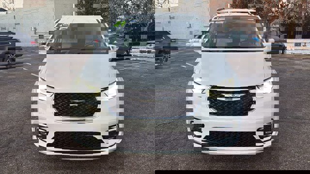 Used 2021 Chrysler Pacifica Touring-L image 34