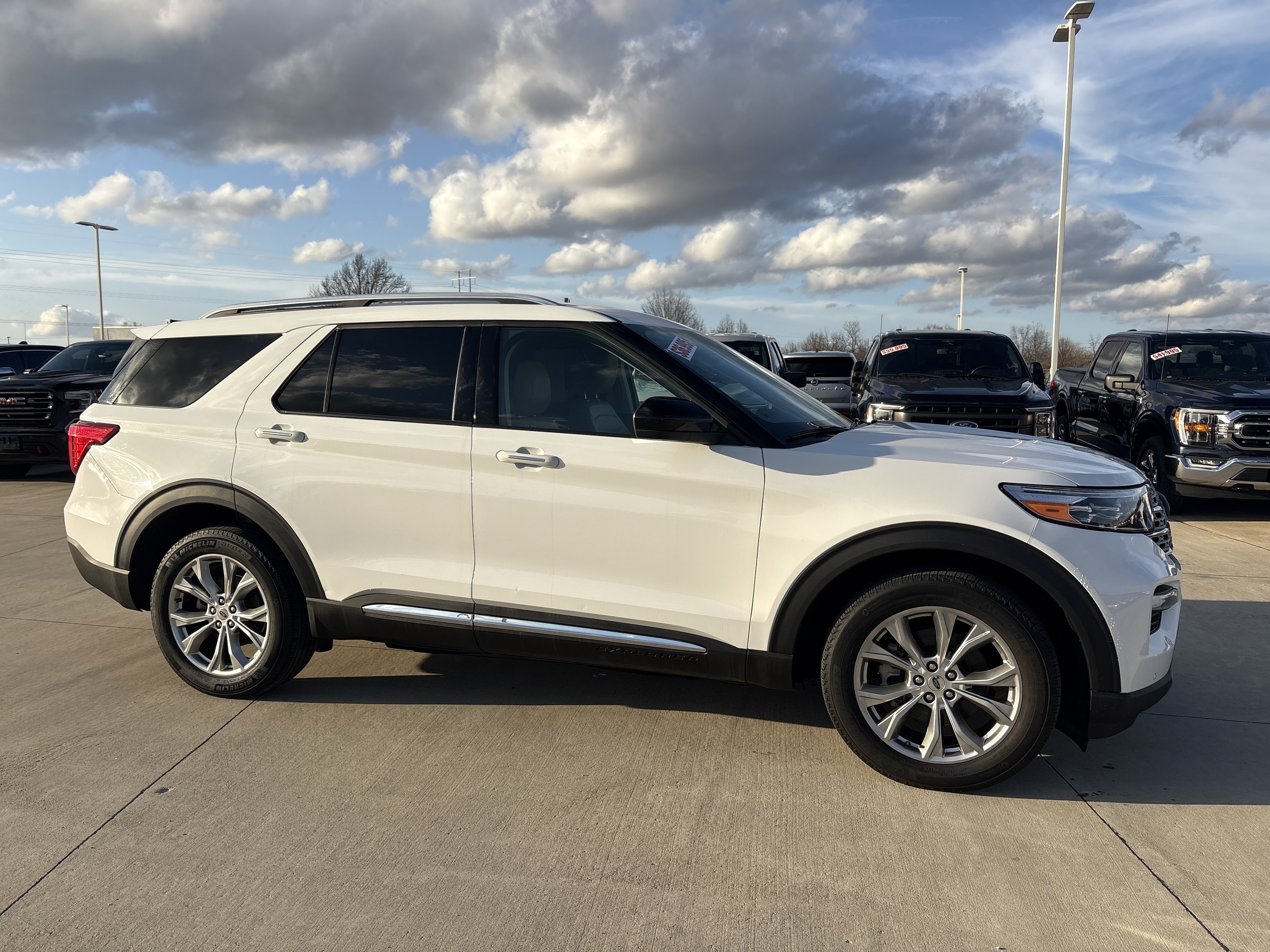 Used 2024 Ford Explorer Limited AWD/4WD image 3