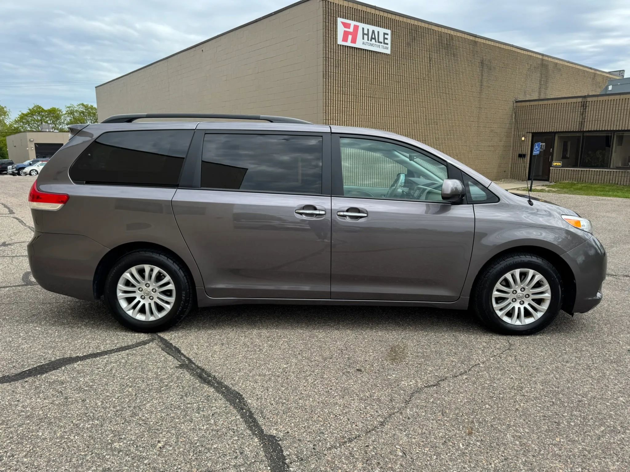 Used 2013 Toyota Sienna XLE FWD image 11