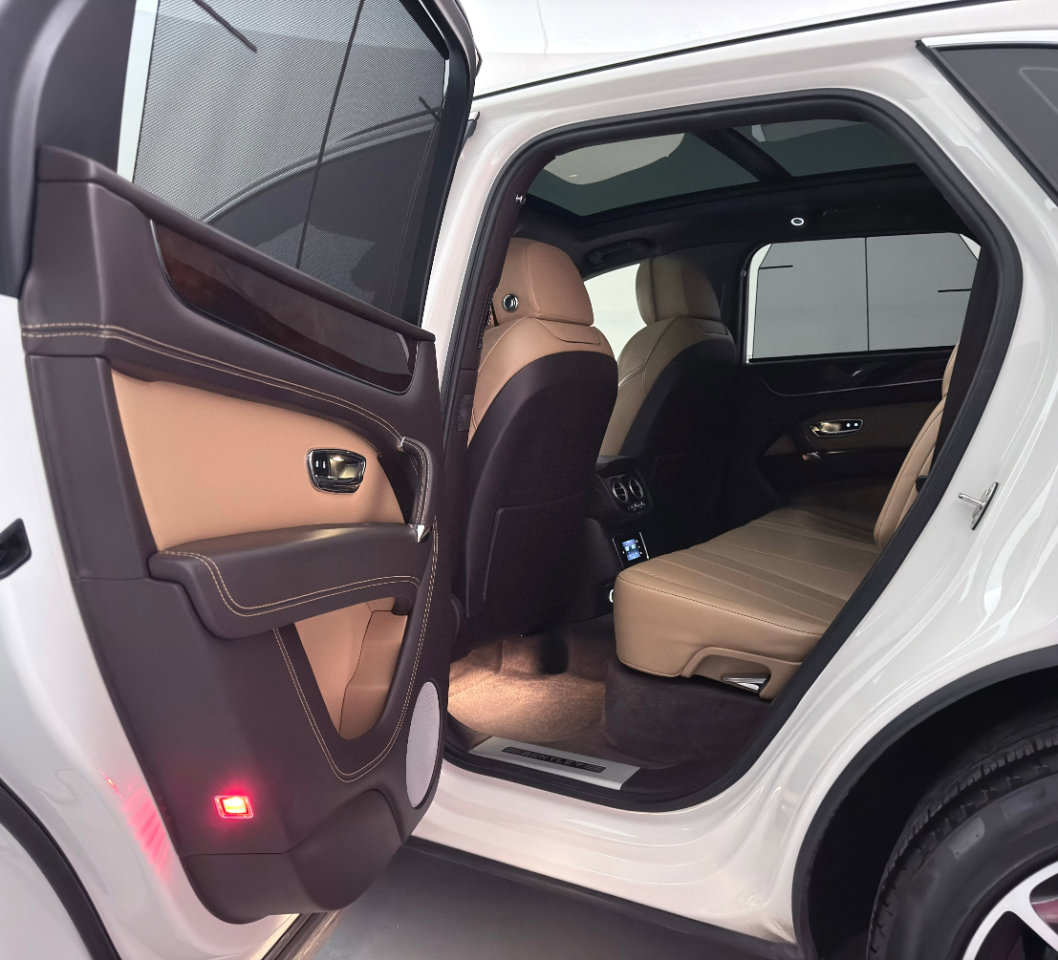 Used 2018 Bentley Bentayga image 23