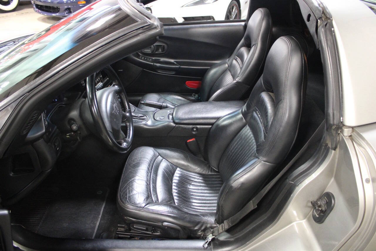 Used 2001 Chevrolet Corvette Coupe w/ Preferred Equipment Group2 RWD image 32
