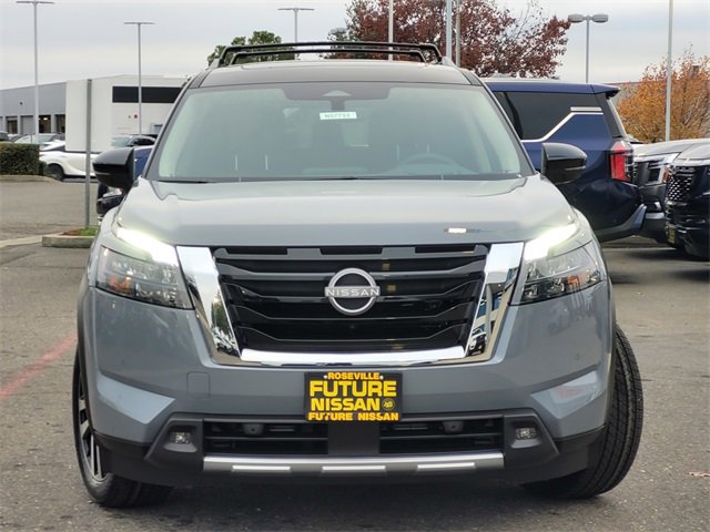 New 2025 Nissan Pathfinder Platinum image 2