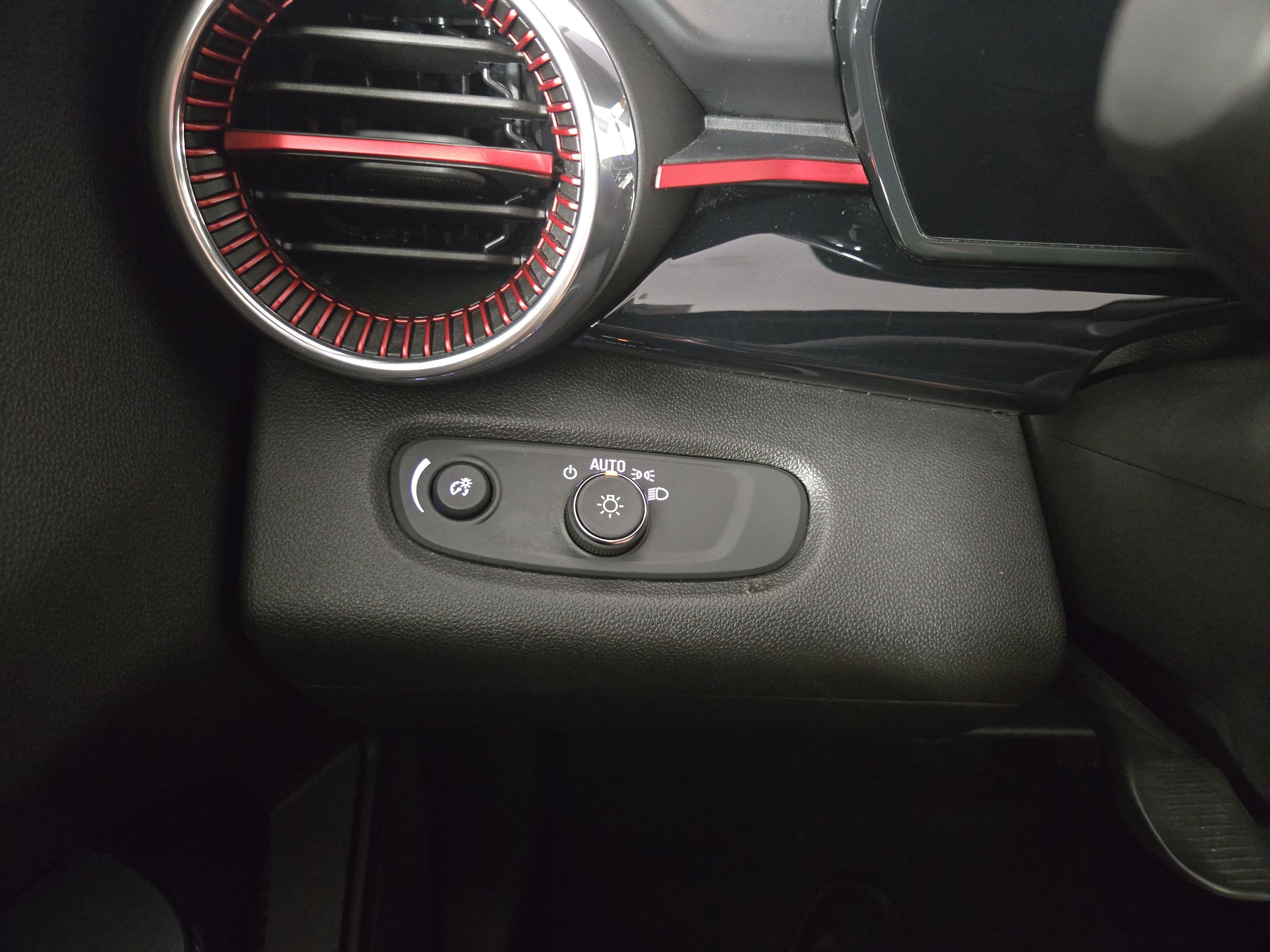 Certified 2025 Chevrolet Trax RS w/ Sunroof Package FWD image 28