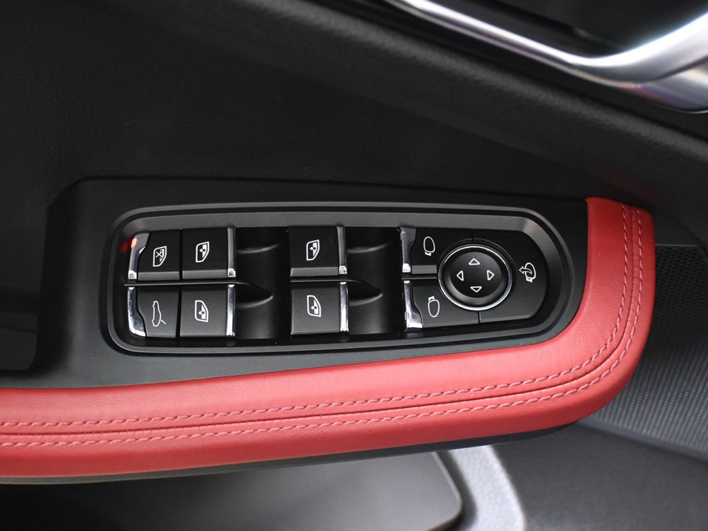 Used 2026 Porsche Macan AWD/4WD image 34