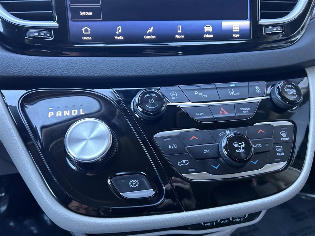 Used 2024 Chrysler Pacifica Touring-L image 31