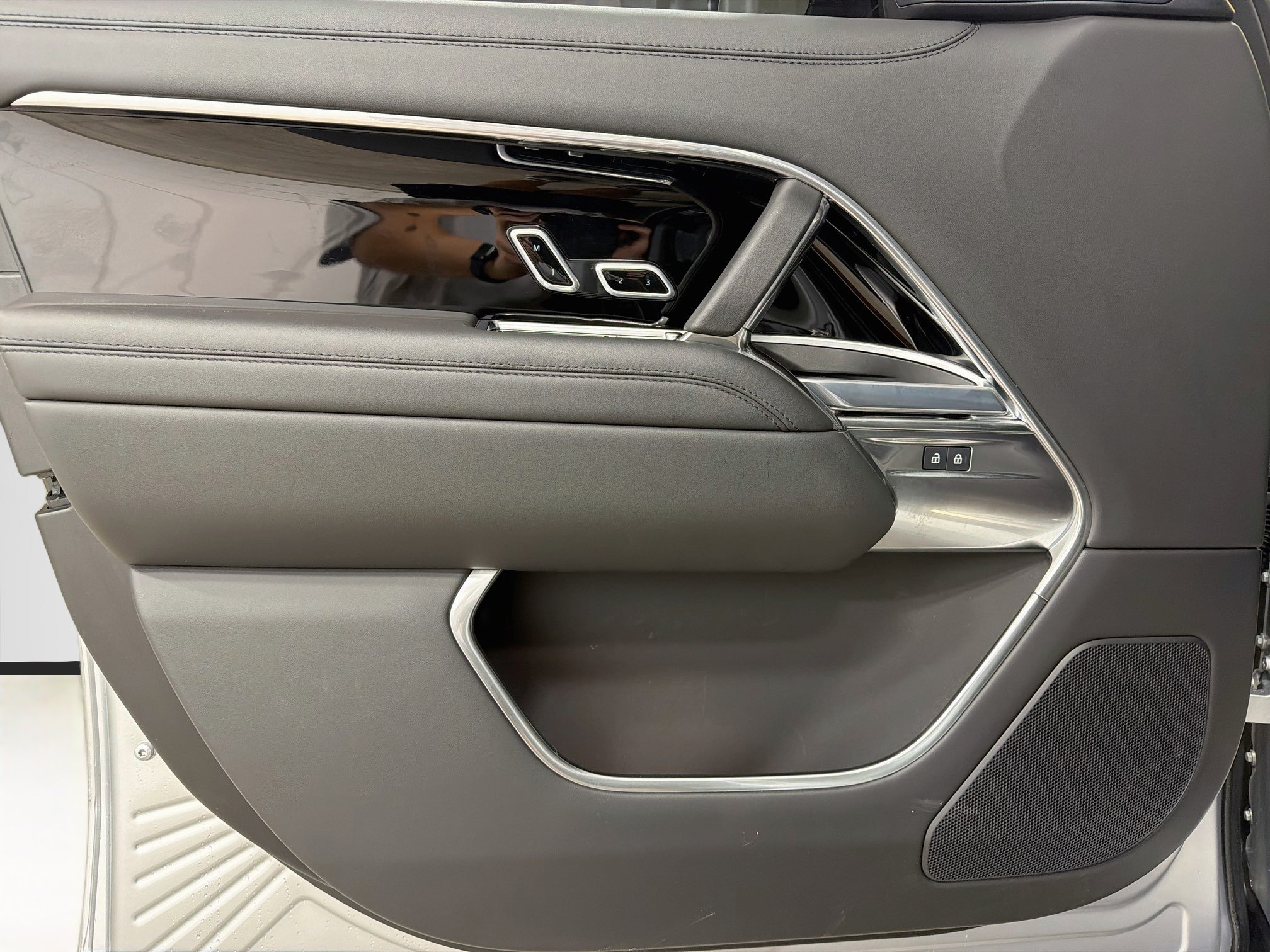 Certified 2025 Land Rover Range Rover SE AWD/4WD image 23