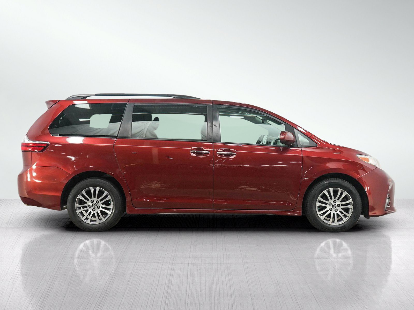 Used 2019 Toyota Sienna XLE FWD image 6