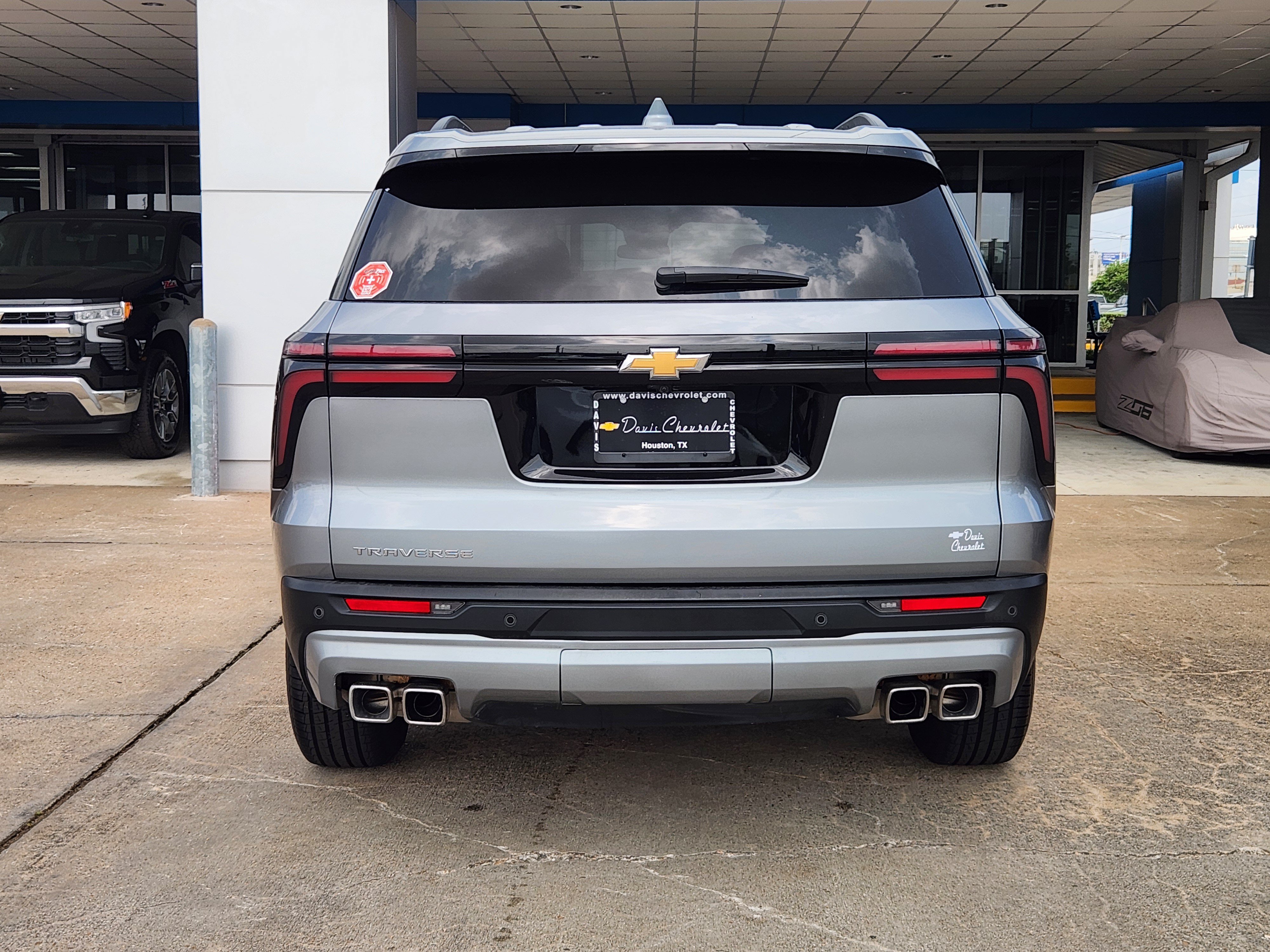 Used 2025 Chevrolet Traverse LT FWD image 7