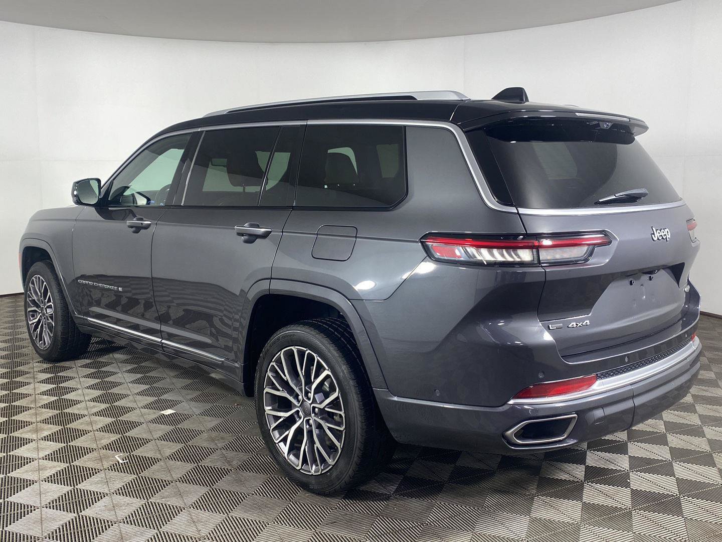 Used 2021 Jeep Grand Cherokee L Summit AWD/4WD image 4