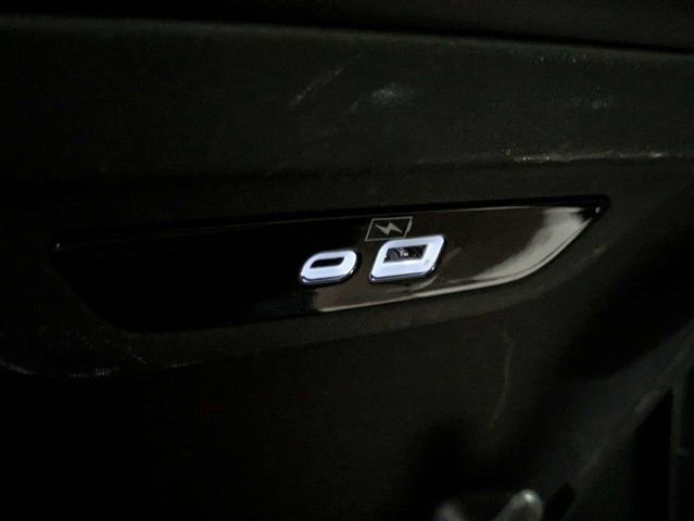 Used 2023 Chrysler Pacifica Touring-L FWD image 16