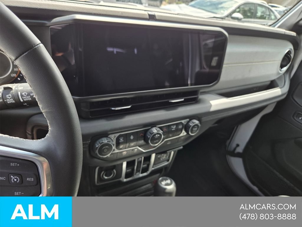 Used 2025 Jeep Wrangler Unlimited Sahara AWD/4WD image 19