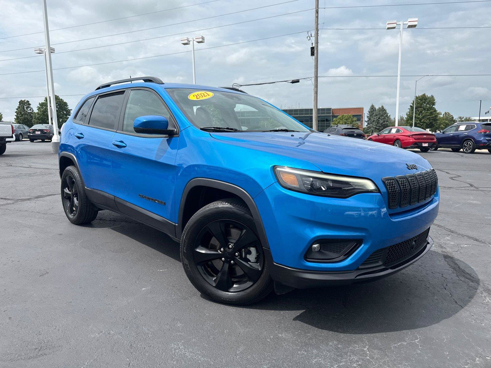 Used 2021 Jeep Cherokee Latitude Plus AWD/4WD image 2