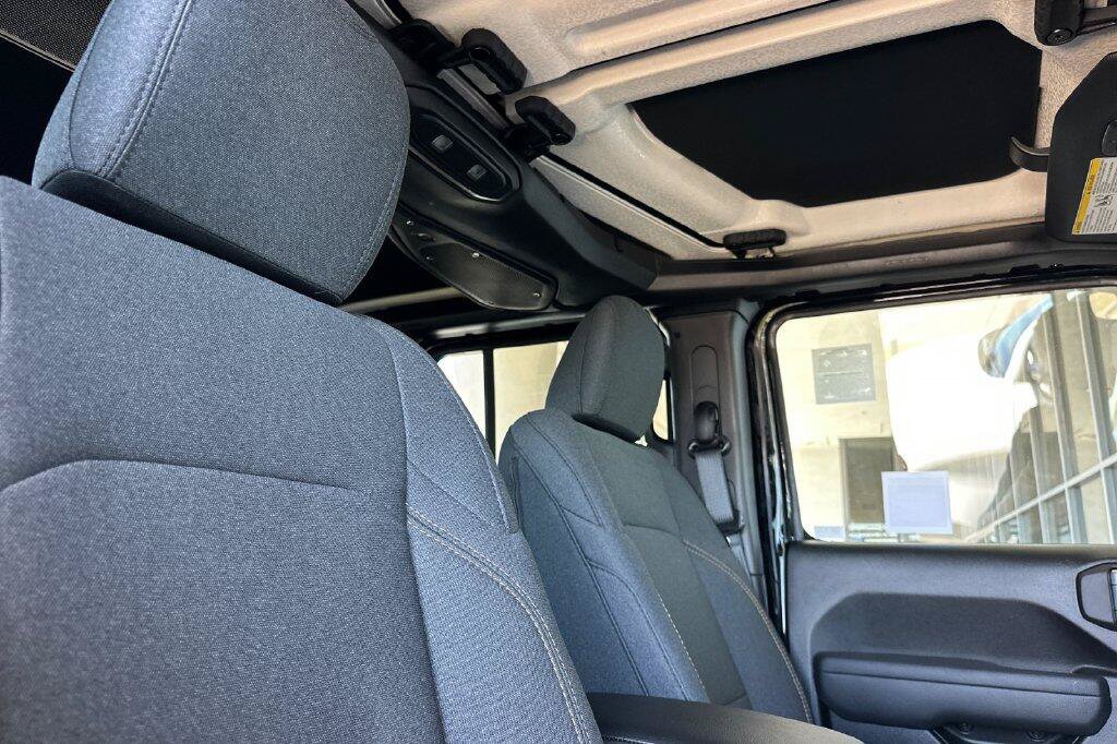 New 2026 Jeep Gladiator Sport AWD/4WD image 16